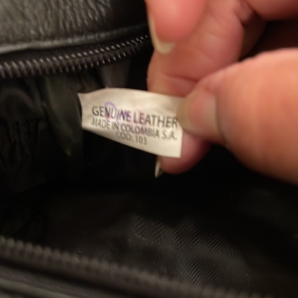 Black leather men’s cosmetic bag. Size 10X5. Calf leather great pre owned . - Picture 6 of 8